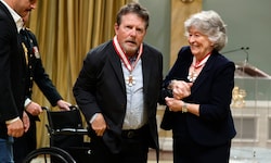 Michael J. Fox wurde in einer emotionalen Zeremonie von der Generalgouverneurin Louise Arbour, ...
