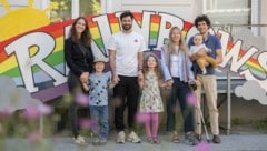 Leben als Patchworkfamilie(n): Emilia (Mitte) an den Händen ihrer getrennt lebenden Eltern ...