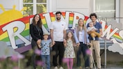 Leben als Patchworkfamilie(n): Emilia (Mitte) an den Händen ihrer getrennt lebenden Eltern ...