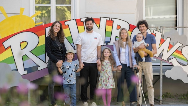 Leben als Patchworkfamilie(n): Emilia (Mitte) an den Händen ihrer getrennt lebenden Eltern ...