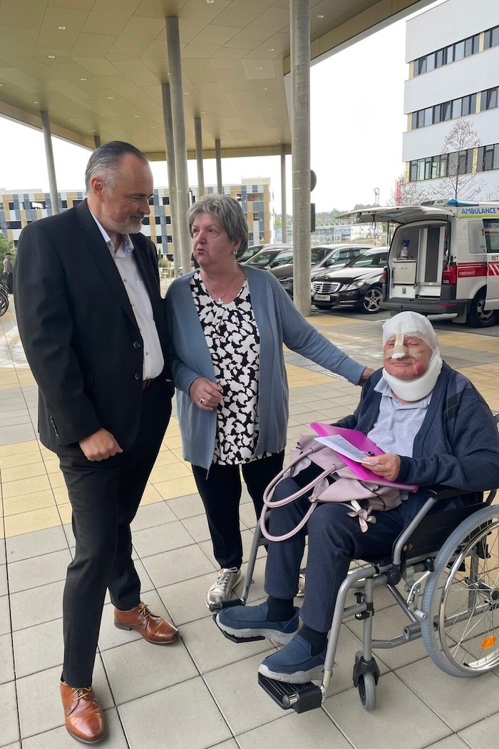 LH Hans Peter Doskozil mit zufriedenen „Gastpatienten“ aus Wien in Oberwart.