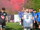 Seine „Brüder“ nahmen Jambo mit aufs Spielfeld.