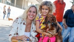 Wie zahlreiche andere Dackelbesitzer präsentierten Celina und Tochter Perla (6) ihre herzige ...