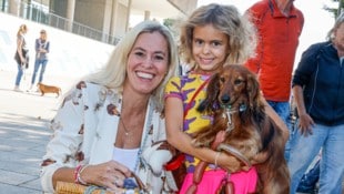 Wie zahlreiche andere Dackelbesitzer präsentierten Celina und Tochter Perla (6) ihre herzige ...