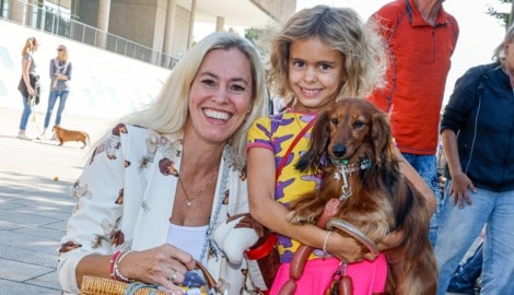 Wie zahlreiche andere Dackelbesitzer präsentierten Celina und Tochter Perla (6) ihre herzige ...