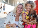 Wie zahlreiche andere Dackelbesitzer präsentierten Celina und Tochter Perla (6) ihre herzige ...
