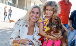 Wie zahlreiche andere Dackelbesitzer präsentierten Celina und Tochter Perla (6) ihre herzige ...