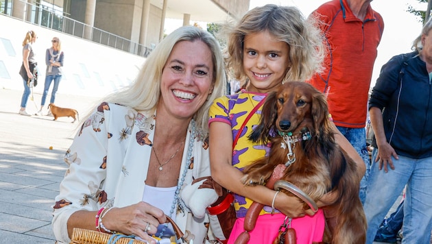 Wie zahlreiche andere Dackelbesitzer präsentierten Celina und Tochter Perla (6) ihre herzige ...