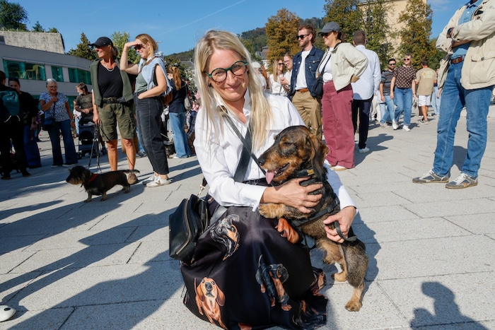 Besitzerin Reija kam mit ihren Rauhaardackel „Lord“