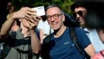 Strahlend bei einer Wanderung mit Fans: Hilft die SPÖ Herbert Kickl noch weiter nach oben?