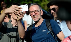 Strahlend bei einer Wanderung mit Fans: Hilft die SPÖ Herbert Kickl noch weiter nach oben?