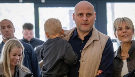 Der letttische Premierminister Andris Kulbergs mit seiner Frau und seinem Sohn knapp vor der ...
