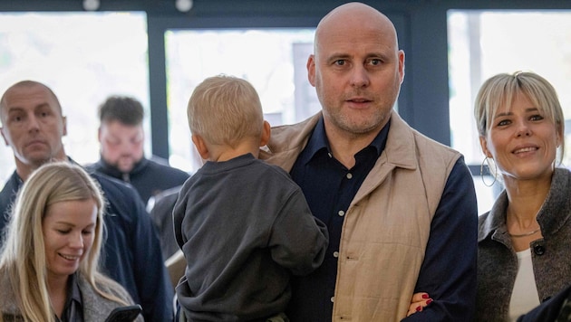 Der letttische Premierminister Andris Kulbergs mit seiner Frau und seinem Sohn knapp vor der ...