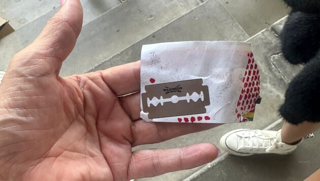 Austria-Sticker in Wolfsberg – mit versteckten Rasierklingen. . .