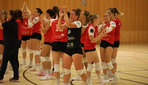 Überglücklich über den Derbysieg waren die Damen des TV Oberndorf am Samstagabend.