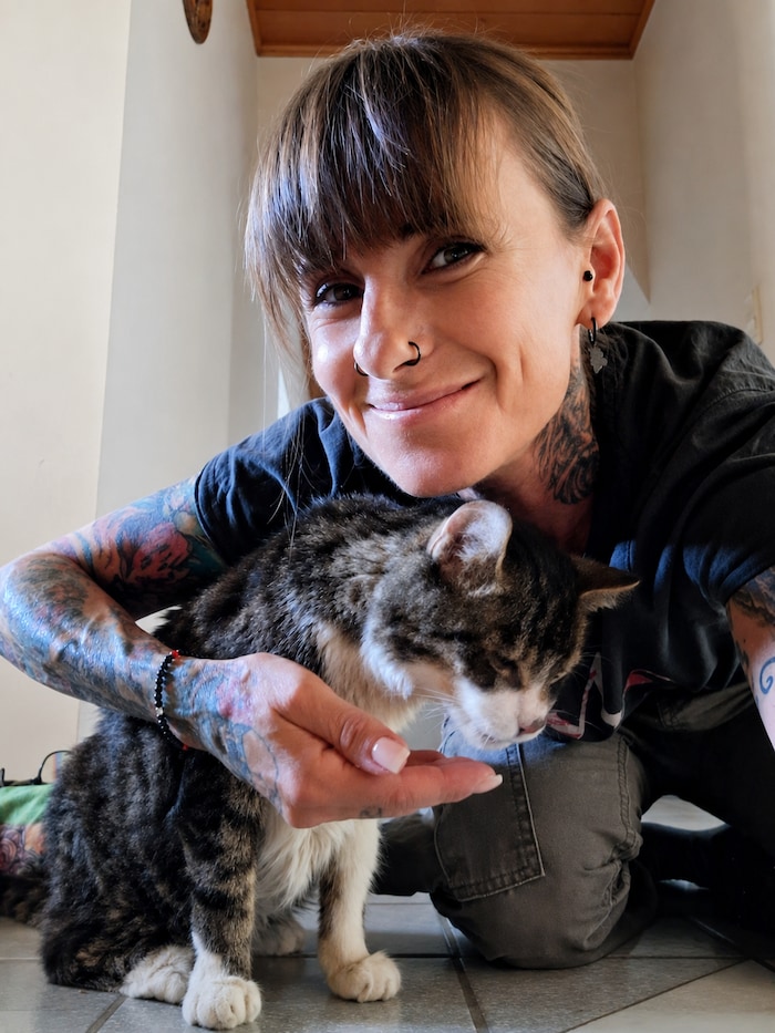 Tanja Schittfort mit einer ihrer eigenen Katzen.