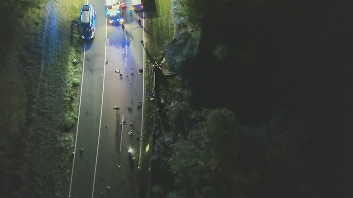 Die Wrackteile lagen verteilt auf der Straße