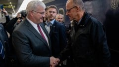 Deutschlands Bundeskanzler Friedrich Merz (r.) schüttelt Ukraine-Außenminister Andrii Sybiha die ...