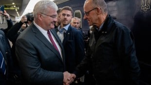 Deutschlands Bundeskanzler Friedrich Merz (r.) schüttelt Ukraine-Außenminister Andrii Sybiha die ...