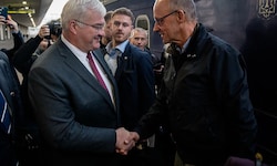Deutschlands Bundeskanzler Friedrich Merz (r.) schüttelt Ukraine-Außenminister Andrii Sybiha die ...