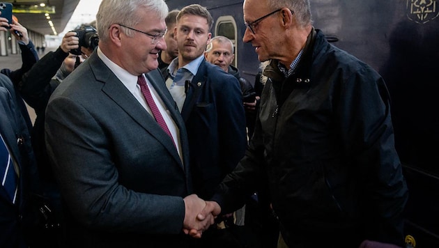 Deutschlands Bundeskanzler Friedrich Merz (r.) schüttelt Ukraine-Außenminister Andrii Sybiha die ...
