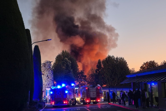 Dichte Rauchschwaden steigen über einem Campingplatz am Gardasee auf, nachdem dort ein Großbrand ...
