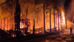 Flammen schlagen über einem Campingplatz am Gardasee empor: Der Großbrach brach in den frühen ...