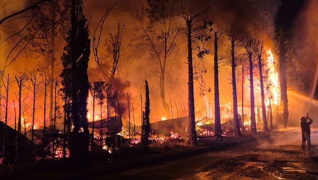 Flammen schlagen über einem Campingplatz am Gardasee empor: Der Großbrach brach in den frühen ...