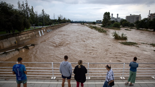 Teile Spaniens sind von schweren Unwettern mit heftigen Regenfällen heimgesucht worden.