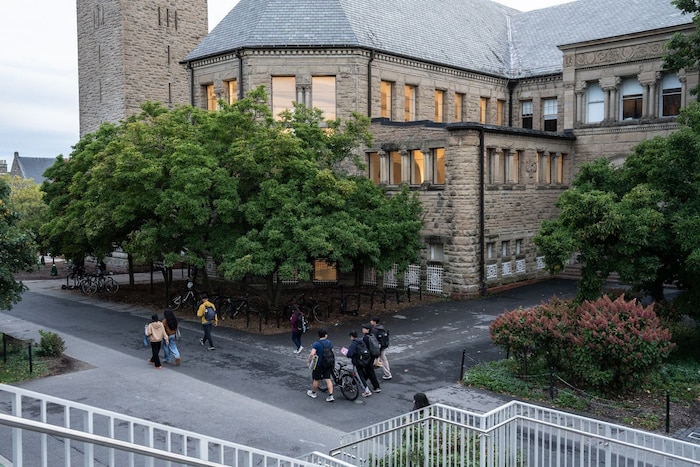 Studierende überqueren den Campus der Cornell University in Ithaca (New York): Nach den ...