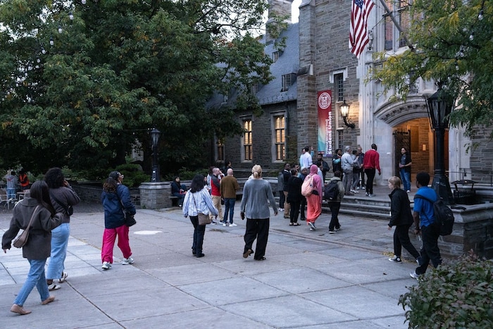 Studierende vor der Willard Straight Hall auf dem Campus der Cornell University in Ithaca (New ...