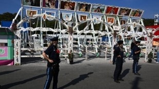 Bei der Schiffsschaukel, ein Fahrgeschäft auf dem Münchner Oktoberfest, wurde der Betrieb nach ...