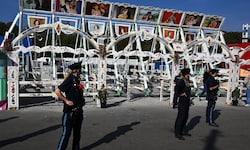 Bei der Schiffsschaukel, ein Fahrgeschäft auf dem Münchner Oktoberfest, wurde der Betrieb nach ...
