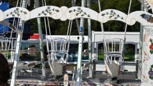 Ein WIesn-Mitarbeiter in München ist von einer Schiffsschaukel (Bild) am Kopf getroffen und ...
