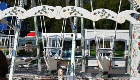 Ein WIesn-Mitarbeiter in München ist von einer Schiffsschaukel (Bild) am Kopf getroffen und ...