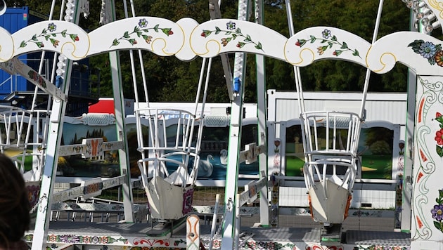 Ein WIesn-Mitarbeiter in München ist von einer Schiffsschaukel (Bild) am Kopf getroffen und ...