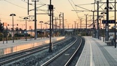 Die Instandsetzungsarbeiten an der kaputten Oberleitung laufen auf Hochtouren – bis Mittwoch ...