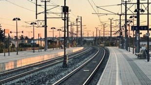 Die Instandsetzungsarbeiten an der kaputten Oberleitung laufen auf Hochtouren – bis Mittwoch ...