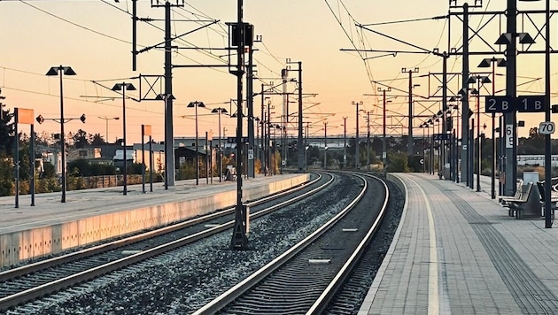 Die Instandsetzungsarbeiten an der kaputten Oberleitung laufen auf Hochtouren, eine vollständige ...