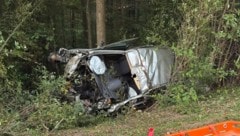 Der 20-jährige Fahrzeuglenker wurde aus dem Auto geschleudert und war auf der Stelle tot. 