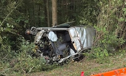 Der 20-jährige Fahrzeuglenker wurde aus dem Auto geschleudert und war auf der Stelle tot. 