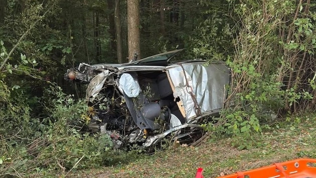 Der 20-jährige Fahrzeuglenker wurde aus dem Auto geschleudert und war auf der Stelle tot.