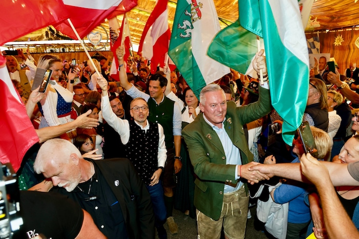 Kickl und Kunasek beim Einzug ins Hartberger Oktoberfestzelt.