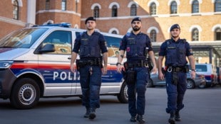 Mario Urbantschitsch Jonas K., Stefan S. und Eckhard S. versehen seit einem Monat Dienst in der Roßauer Kaserne.