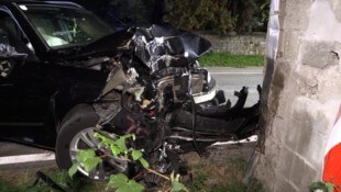 Der Pkw verwandelte sich bei dem Crash in einen Schrotthaufen. 