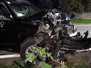 Der Pkw verwandelte sich bei dem Crash in einen Schrotthaufen. 