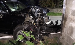 Der Pkw verwandelte sich bei dem Crash in einen Schrotthaufen. 