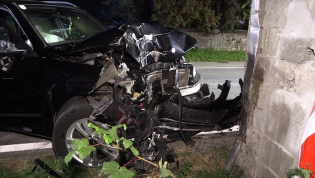 Der Pkw verwandelte sich bei dem Crash in einen Schrotthaufen.