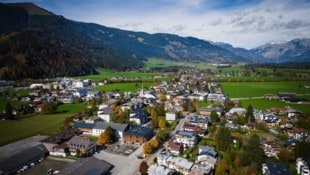 In Maishofen versuchte eine Frau, ihr Auto vor den Polizisten zu verstecken.