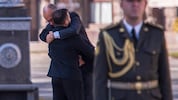 Innige Umarmung für den ukrainischen Präsidenten Wolodymyr Selenskyj. 